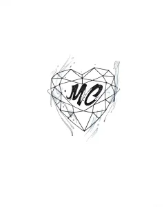 Эскиз тату: сердце, граненое как кристалл, внутри которого инициалы 'MC', окруженное легкими контурными линиями, напоминающими дым или потоки.
