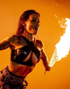 Татуировка с изображением девушки из коллектива The Fuel Girls, держащей в руке факелы с пламенем.