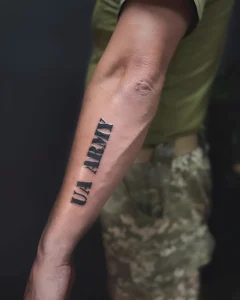 Татуировка "UA ARMY" на предплечье мужчины