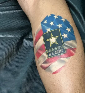 Татуировка с американским флагом и эмблемой U.S. Army на ноге