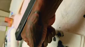 Рука Vybz Kartel с новой татуировкой, предположительно, заменяющей старую 'дьявольскую'