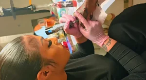 Vybz Kartel получает новое татуировку на руке, демонстрируя духовный сдвиг.