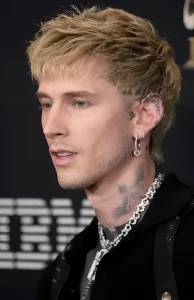 Machine Gun Kelly замечен на мероприятии, демонстрируя свои татуировки.