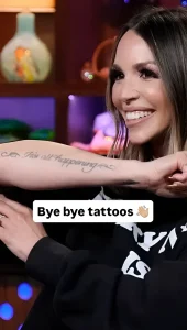 Шеана Шей демонстрирует свою татуировку на руке с надписью "It's all happening", готовясь к ее удалению.