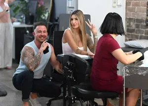 Gia Fleur и Chris Robinson из "Жената на первый взгляд" делают парные татуировки в тату-салоне.