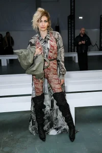 Пэрис Джексон позирует в наряде с принтом на показе Vivienne Westwood, демонстрируя новую абстрактную татуировку на лице.