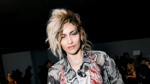 Пэрис Джексон позирует для портрета на показе Vivienne Westwood, демонстрируя новую абстрактную татуировку на лице.
