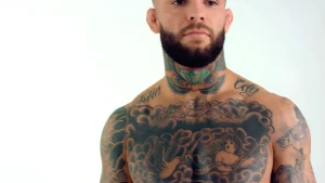 Коди Гарбрандт, боец UFC, с крупными татуировками на груди, шее и плечах