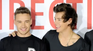 Гарри Стайлс и Лиам Пейн из One Direction позируют для фото.