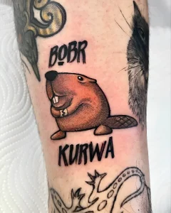 Татуировка бобра с надписью 'BOBR KURWA' на предплечье