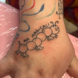 Татуировка в виде милой гусеницы с надписью "I AM MAGICAL!"
