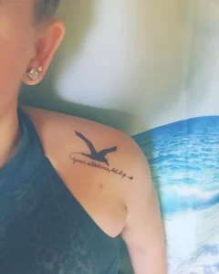 Татуировка альбатроса с надписью "your albatross, let it go" на плече