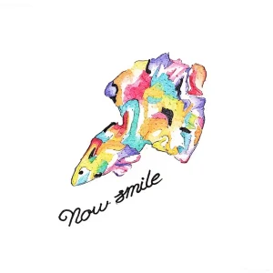 Эскиз татуировки рыбки Гуппи в акварельном стиле с надписью "Now smile"