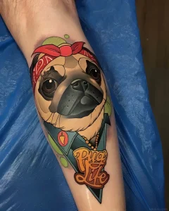Татуировка мопса в бандане и куртке с надписью "Pug Life"