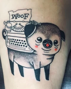 Татуировка мопса с винтажной пишущей машинкой, печатающей слово "WOOF"