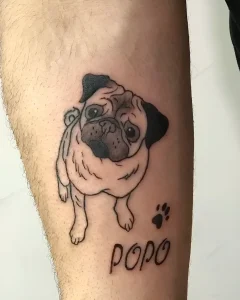 Фото тату мопса с отпечатком лапы и именем "POPO" на ноге