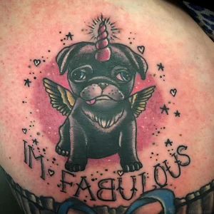 Татуировка черного мопса с крыльями и рогом единорога, надпись 'I'm Fabulous'