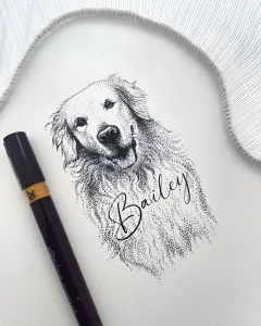 Татуировка золотистого ретривера, выполненная в технике дотворк, с именем 'Bailey', на белом фоне.