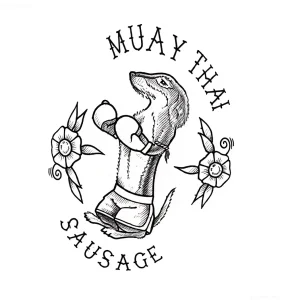 Эскиз тату таксы в боксерских перчатках и шортах, с надписью 'Muay Thai Sausage', окруженной цветочными элементами.