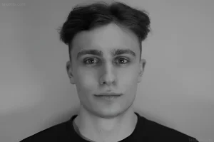 Портрет Григория Мирзояна, молодого человека с выразительными глазами и стильной прической.