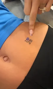 Хейли Бибер показывает татуировку "I ❤️ JB" на животе