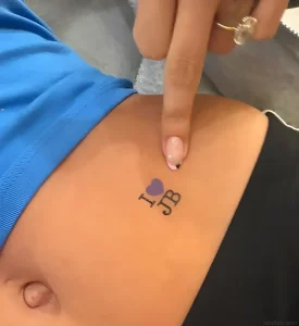 Хейли Бибер демонстрирует татуировку "I ❤️ JB" на боку.