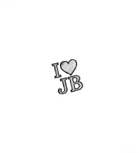 Татуировка 'I ❤️ JB' с изображением стилизованного сердца и букв 'JB' в черном цвете, выполненная в стиле скетча.