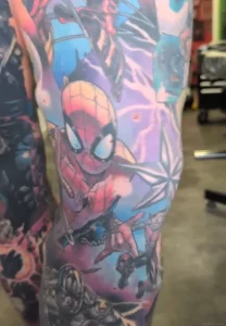 Крупный план татуировки Человека-паука и других персонажей Marvel на ноге Тома Рэдфорда