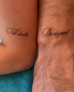 Крупный план двух парных татуировок на коже: одна гласит «Till death», другая — «Do us part».