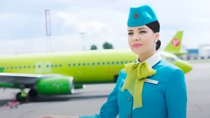 Стюардесса S7 Airlines на фоне самолета