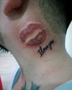 Реалистичная татуировка отпечатка губ с надписью "I love you" на шее