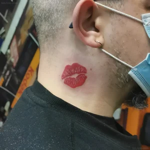 Фото татуировки красного следа от поцелуя на шее