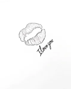 Минималистичная татуировка в виде следа от поцелуя с надписью "I love you"