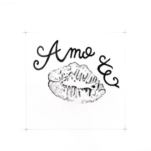 Эскиз татуировки с надписью "Amo" и отпечатком поцелуя, символизирующий любовь и страсть.