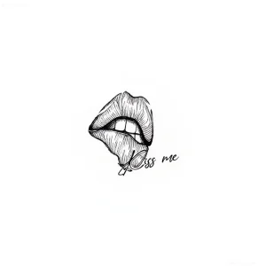 Татуировка в виде чувственных губ с надписью "Kiss me", выполненная в графическом стиле
