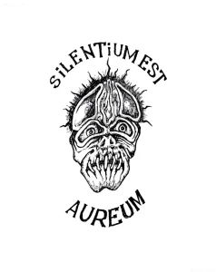 Татуировка черепа с надписью 'Silentium Est Aureum' в стиле графика