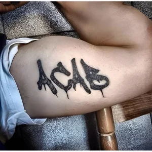 Татуировка ACAB в стиле граффити на бицепсе