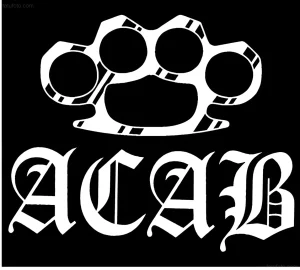 Татуировка с кастетом и надписью ACAB в готическом стиле