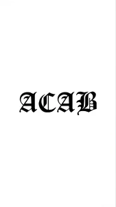 Татуировка с аббревиатурой ACAB, выполненная в готическом шрифте.