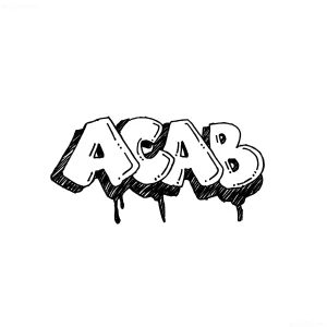 Татуировка в стиле граффити с надписью ACAB, выполненная черным контуром и тенями, с эффектом стекающей краски.