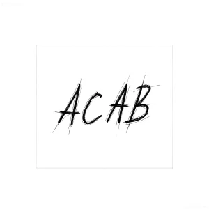 Татуировка с надписью ACAB, выполненная в агрессивном, царапающем стиле, черными чернилами на белом фоне.