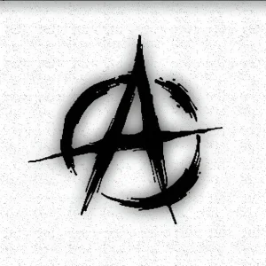 Татуировка символа анархии в черном цвете, выполненная в графическом стиле с эффектом размытия.