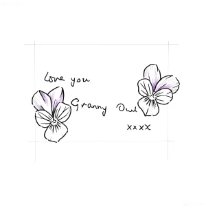Эскиз татуировки с анютиными глазками, надписью 'Love you Granny Owl' и крестиками, выполненный в стиле акварели с контурными линиями.