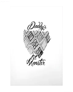Эскиз татуировки "Daddy's Lil Monster" с изображением ромбовидного узора и надписи.