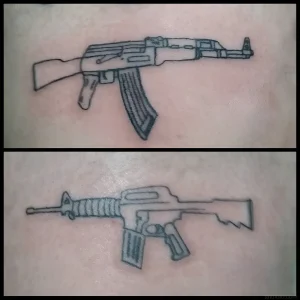 Фото тату с изображением автомата Калашникова и AR-15