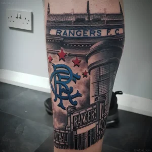 Татуировка спортивного стадиона с логотипом "Rangers F.C." и красными звездами