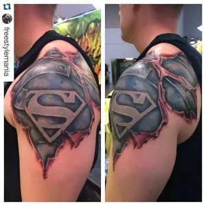 Две фотографии татуировки на плече мужчины: реалистичный логотип Superman, выглядывающий из-под разорванной кожи с эффектом 3D и шрамами