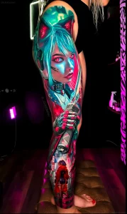 Детальная татуировка в стиле cyberpunk на голени, изображающая девушку с неоновыми глазами и металлическим телом.