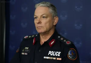 Командующий полиции Северного Территория Дэн Мэри в полицейской форме с эмблемой и наградами