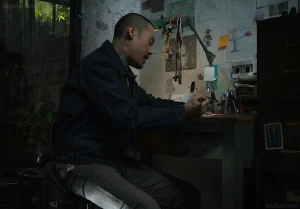Профиль тату-мастера Dr. Woo за работой, создающий уникальные композиции в стиле тонкой линии.